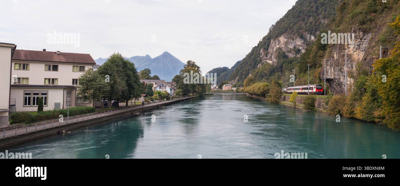 SBB IC 2000 Push Pull Doppeldeck Intercity Zug fährt entlang des Aaar Viadukts bei Interlaken (Schweiz) Stockfoto
