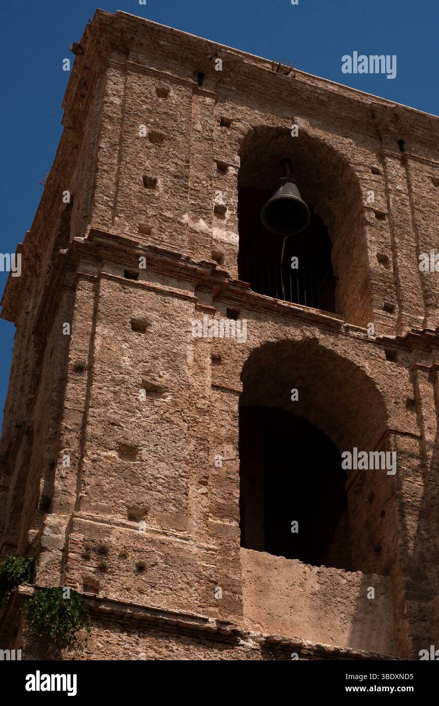 Obere Stufen des unvollendeten neoklassizistischen campanile oder des Glockenturms der Cattedrale Santa Maria oder der Basilika Santa Maria Assunta, der größten Kathedrale in Kalabrien, Italien. Das ursprüngliche Gebäude wurde 1045 unter Normannen geweiht, aber nach 1783 und anderen verheerenden Erdbeben teilweise wieder aufgebaut und repariert. Byzantinische Krypta und antike griechische Säulen, die das Kirchenschiff und zwei Schiffe stützen, sind erhalten. Stockfoto