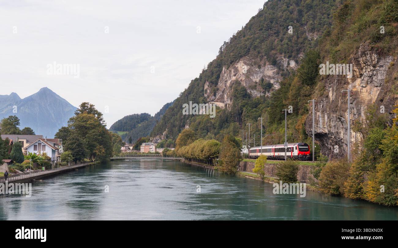 SBB IC 2000 Push Pull Doppeldeck Intercity Zug fährt entlang des Aaar Viadukts bei Interlaken (Schweiz) Stockfoto