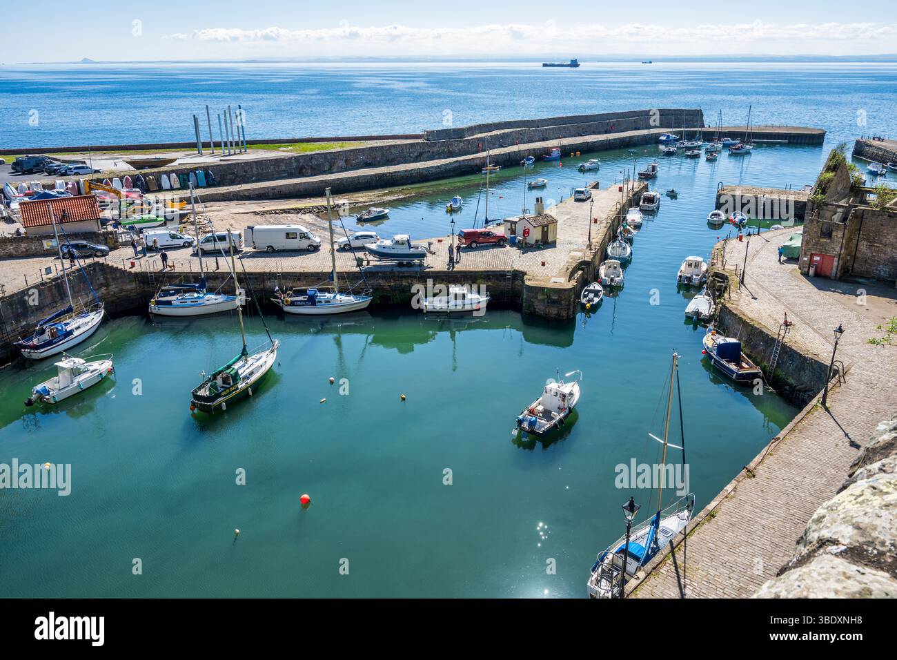 Blick auf den malerischen Hafen von Dysart, Teil des Royal Burgh of Kirkcaldy, an der Fife-Küste Schottlands, Großbritannien Stockfoto