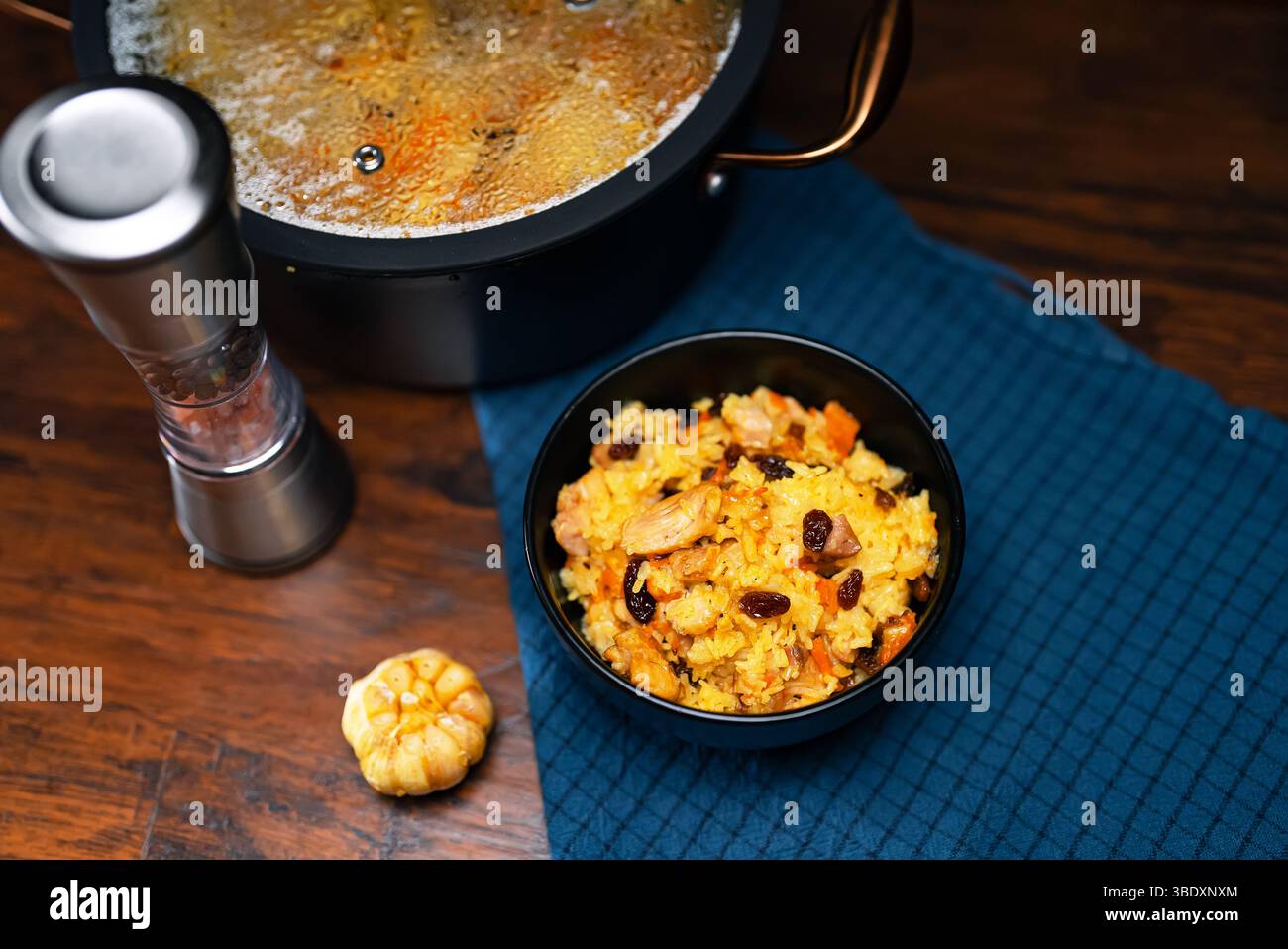 Frisch gekochtes Chicken Pilaf serviert in Bowl. Stockfoto