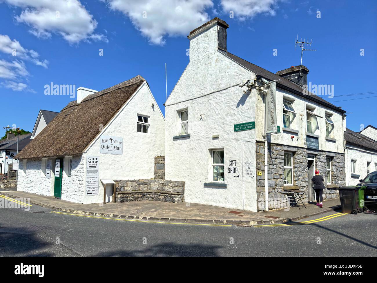 Weiß getüncht, Stein und Reet - Souvenirläden , einschließlich des Quiet man Museum, im malerischen Dorf Cong, County Mayo, Irland. Stockfoto