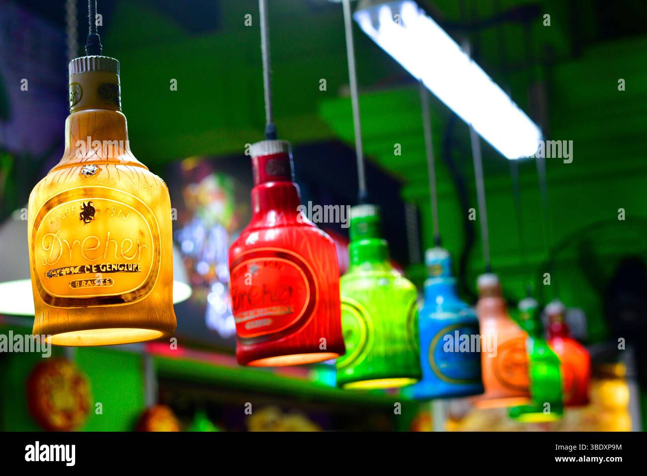 Bunte Flasche hängt in einer Bar und Restaurant in Singapur, Asien. Stockfoto