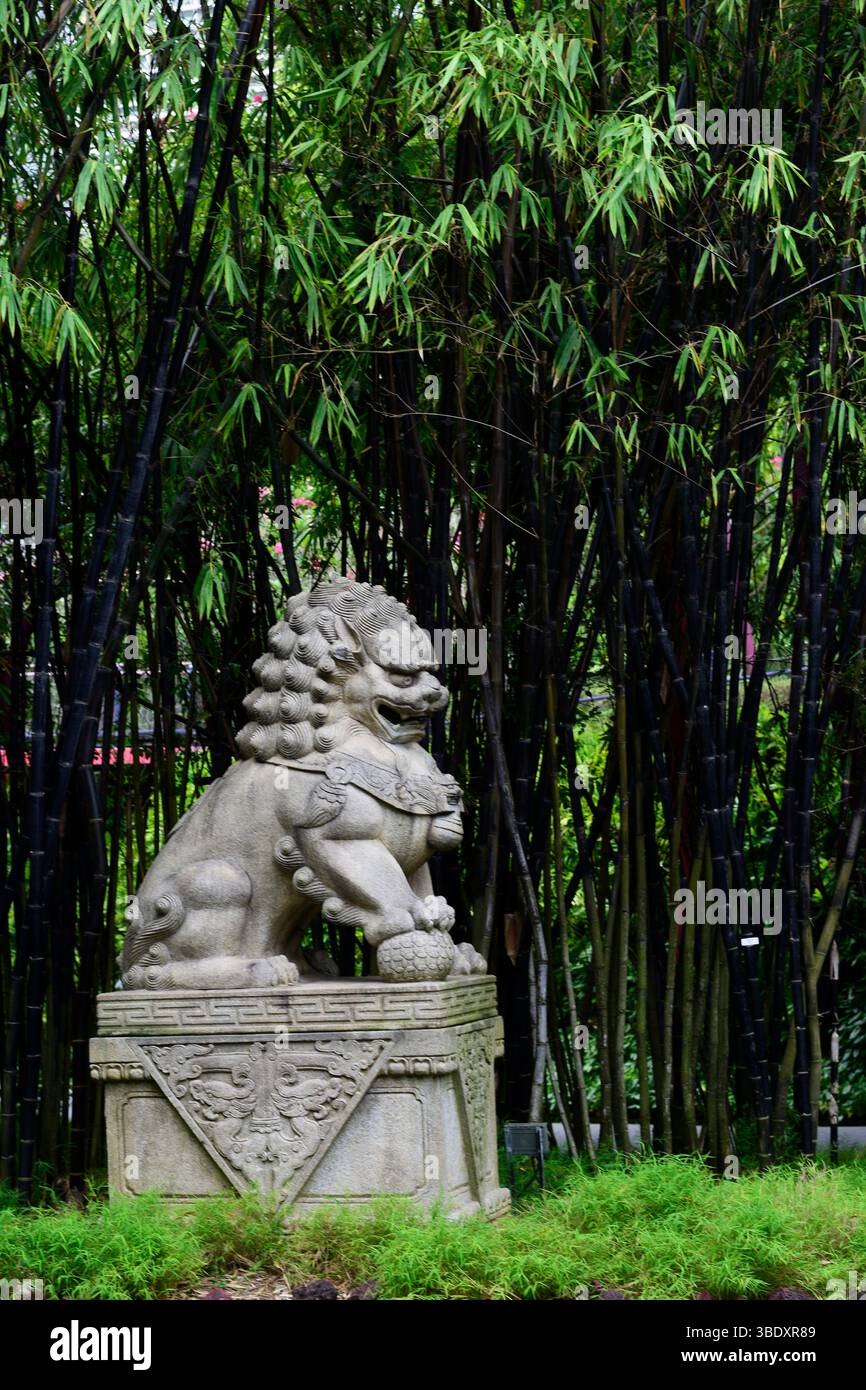 Eine Löwenstatue aus Stein in den Gardens by the Bay in Singapur, Asien. Stockfoto