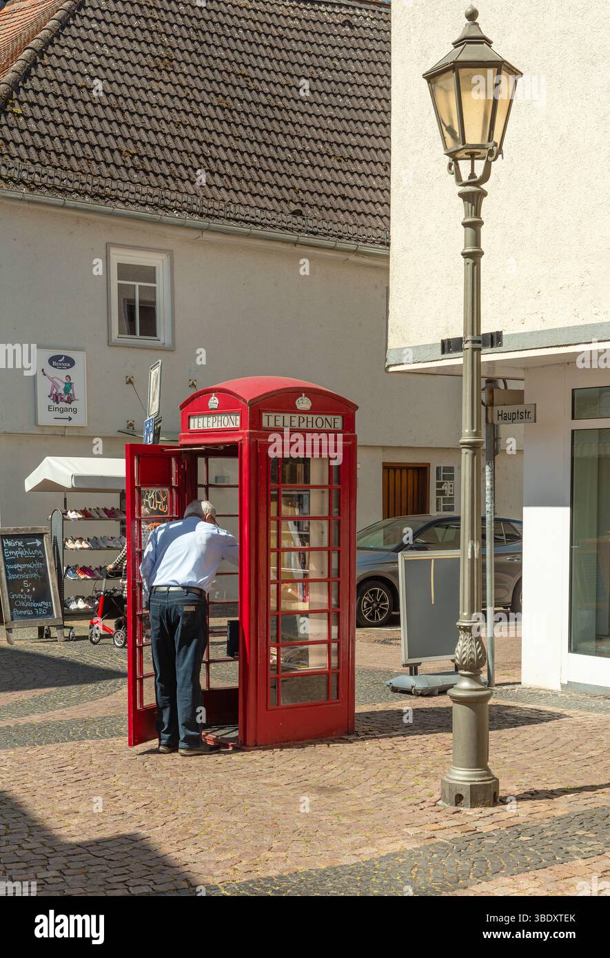 Eine kostenlose Straßenbibliothek in einer alten roten Telefonzelle Stockfoto