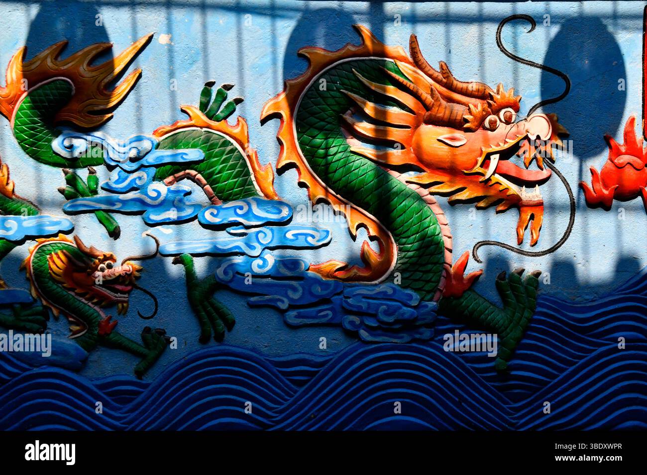 Detail einer Drachenstatue an einer Wand in einem chinesischen Tempel in Singapur, Asien. Stockfoto