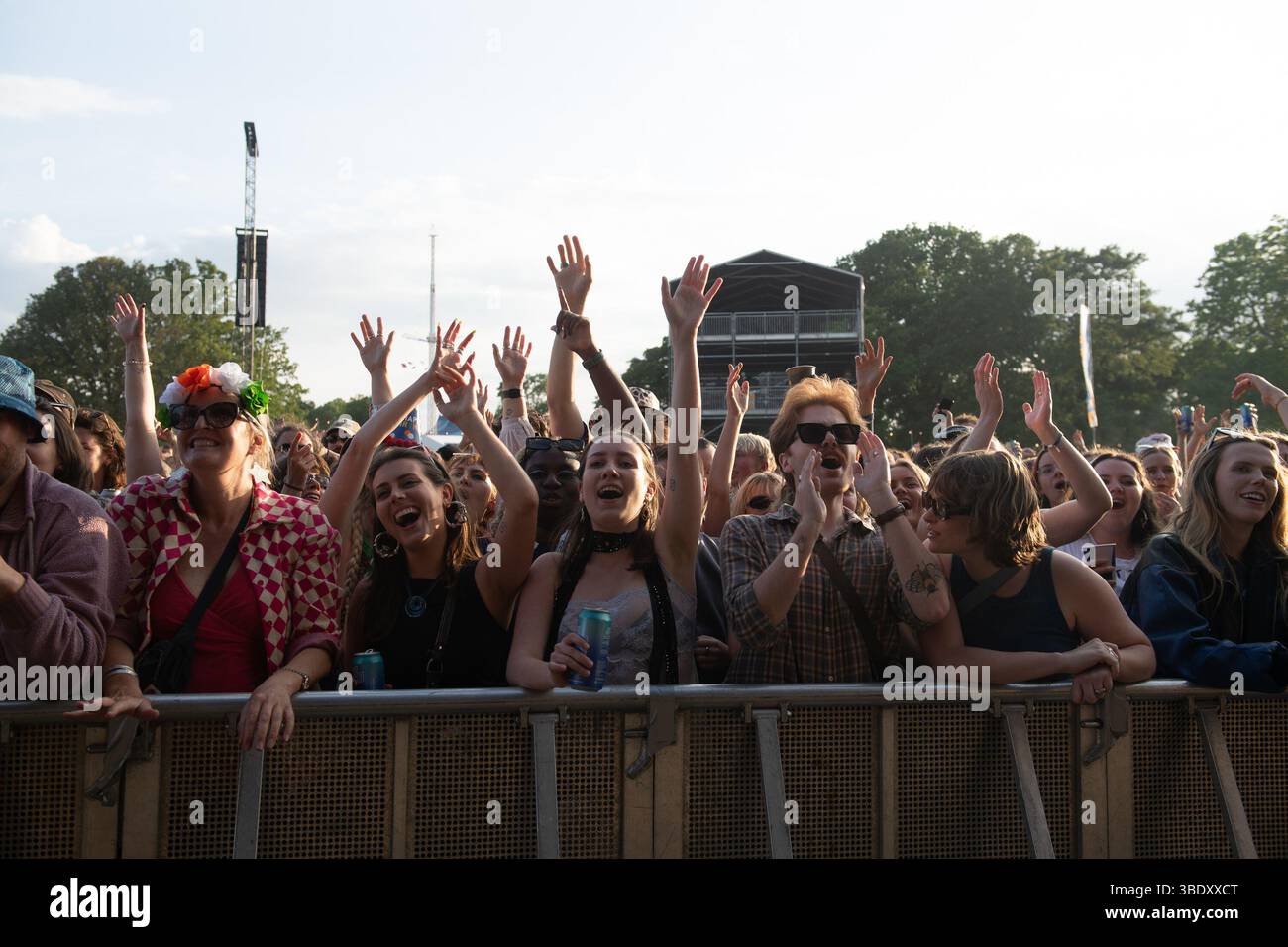 London, Großbritannien. 23. Mai 2025. Das Publikum als CMAT tritt beim Wide Awake Festival im Brockwell Park auf. Quelle: Justin Ng/Alamy Live News Stockfoto