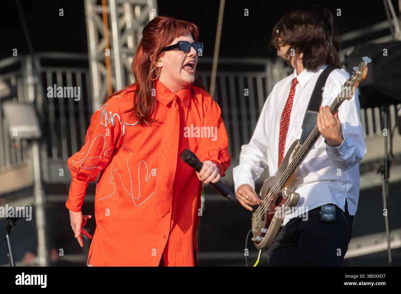 London, Großbritannien. 23. Mai 2025. CMAT (* Ciara Mary-Alice Thompson) tritt beim Wide Awake Festival im Brockwell Park auf. Quelle: Justin Ng/Alamy Live Ne Stockfoto