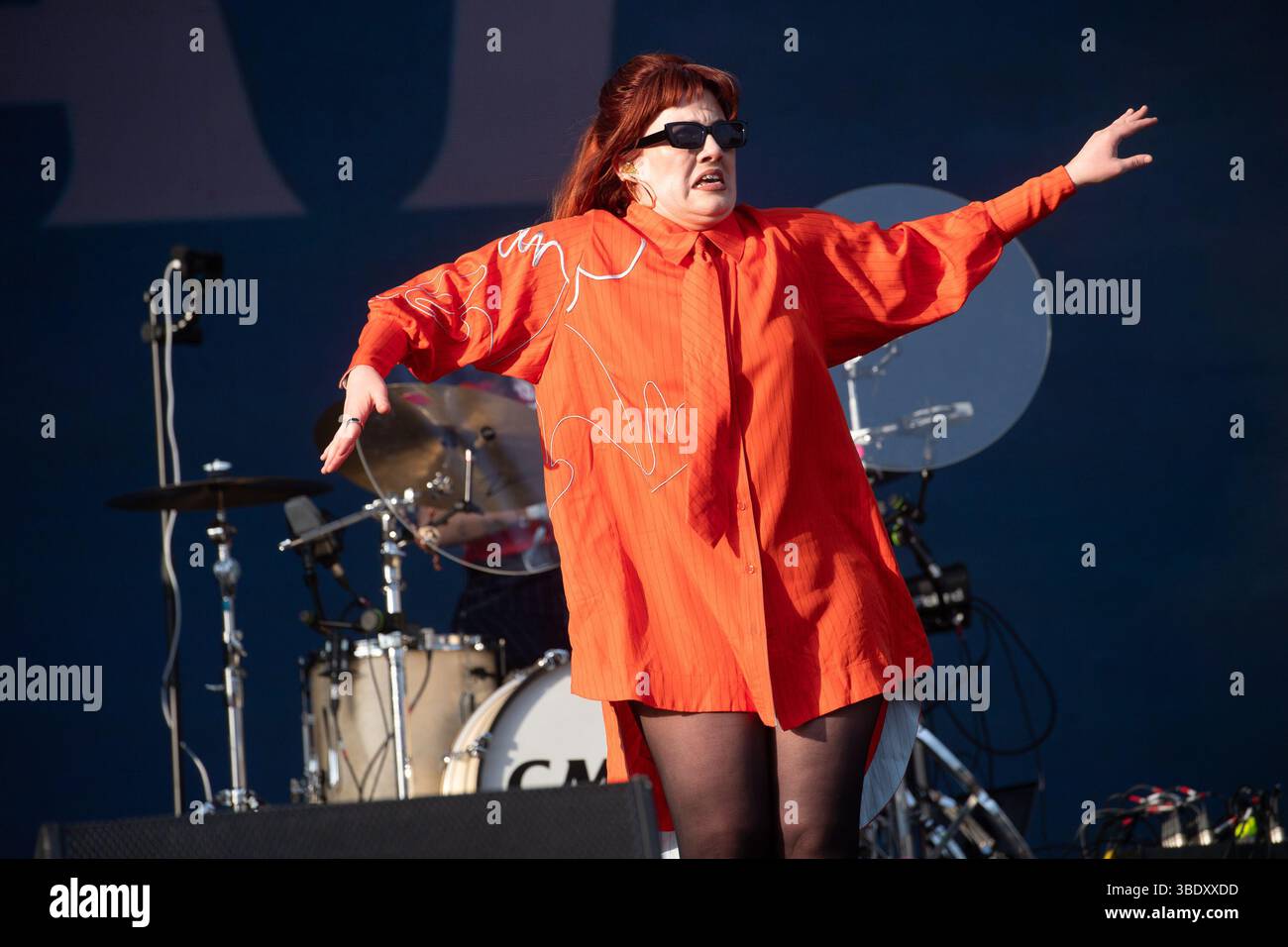 London, Großbritannien. 23. Mai 2025. CMAT (* Ciara Mary-Alice Thompson) tritt beim Wide Awake Festival im Brockwell Park auf. Quelle: Justin Ng/Alamy Live Ne Stockfoto