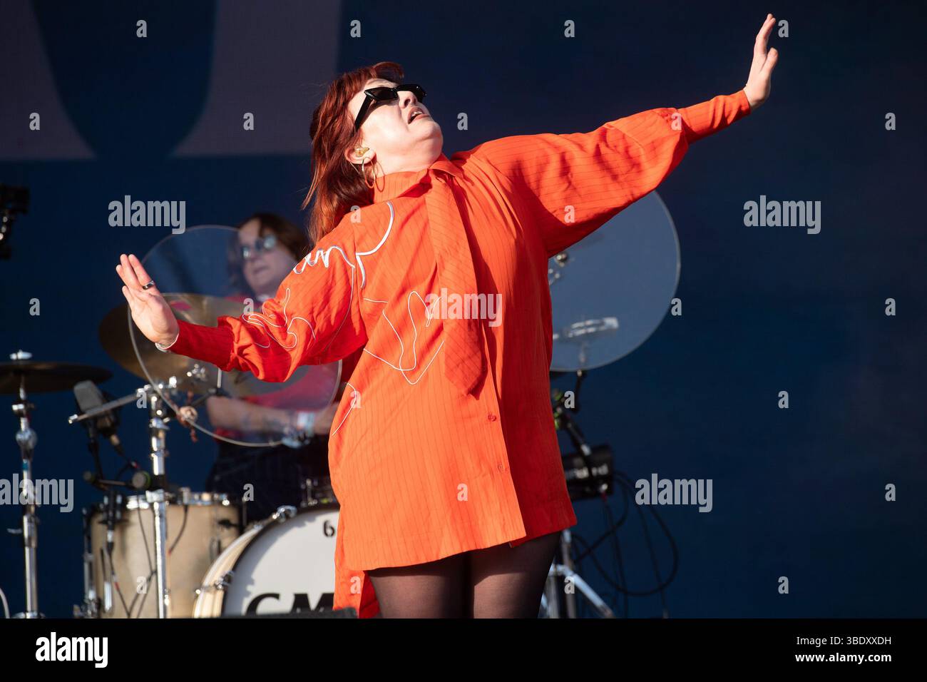 London, Großbritannien. 23. Mai 2025. CMAT (* Ciara Mary-Alice Thompson) tritt beim Wide Awake Festival im Brockwell Park auf. Quelle: Justin Ng/Alamy Live Ne Stockfoto