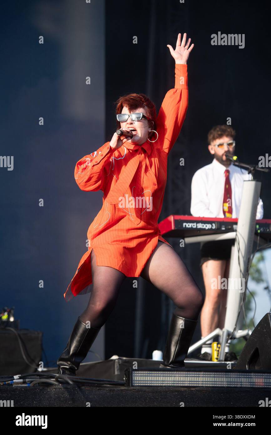 London, Großbritannien. 23. Mai 2025. CMAT (* Ciara Mary-Alice Thompson) tritt beim Wide Awake Festival im Brockwell Park auf. Quelle: Justin Ng/Alamy Live Ne Stockfoto