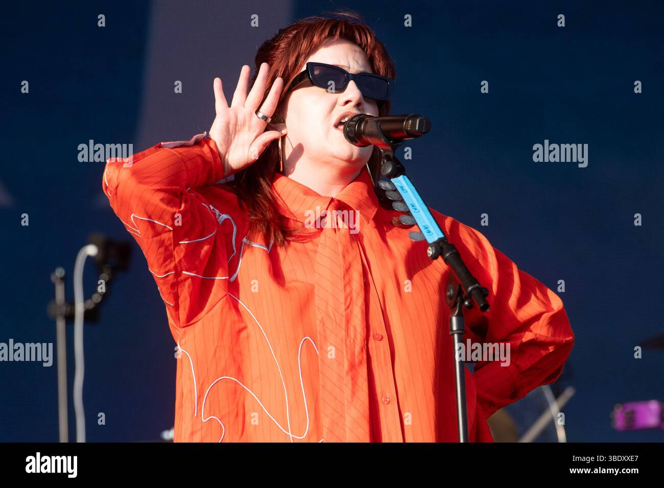 London, Großbritannien. 23. Mai 2025. CMAT (* Ciara Mary-Alice Thompson) tritt beim Wide Awake Festival im Brockwell Park auf. Quelle: Justin Ng/Alamy Live Ne Stockfoto