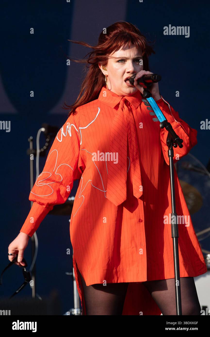 London, Großbritannien. 23. Mai 2025. CMAT (* Ciara Mary-Alice Thompson) tritt beim Wide Awake Festival im Brockwell Park auf. Quelle: Justin Ng/Alamy Live Ne Stockfoto