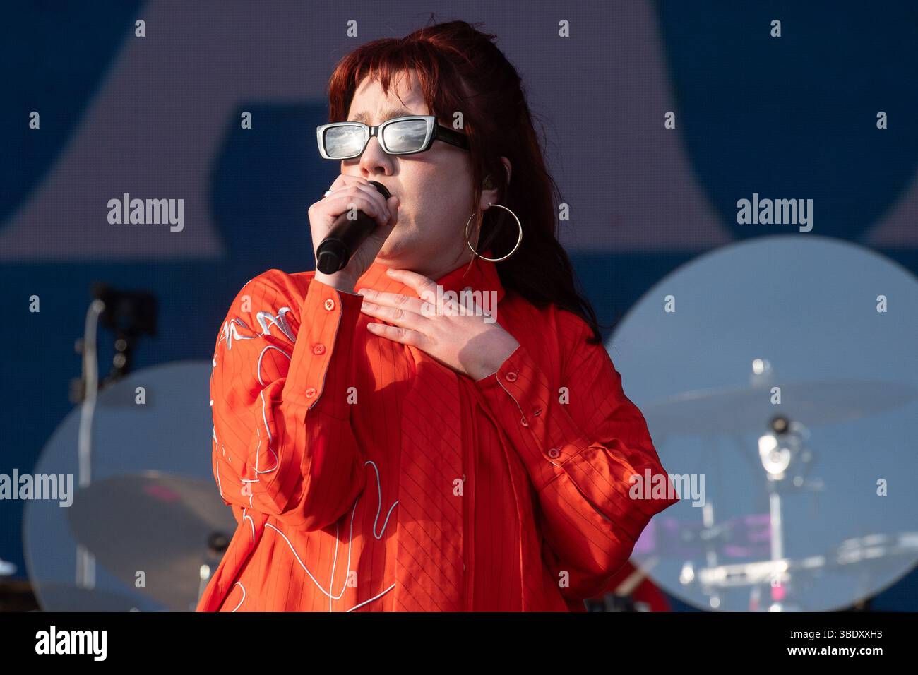 London, Großbritannien. 23. Mai 2025. CMAT (* Ciara Mary-Alice Thompson) tritt beim Wide Awake Festival im Brockwell Park auf. Quelle: Justin Ng/Alamy Live Ne Stockfoto