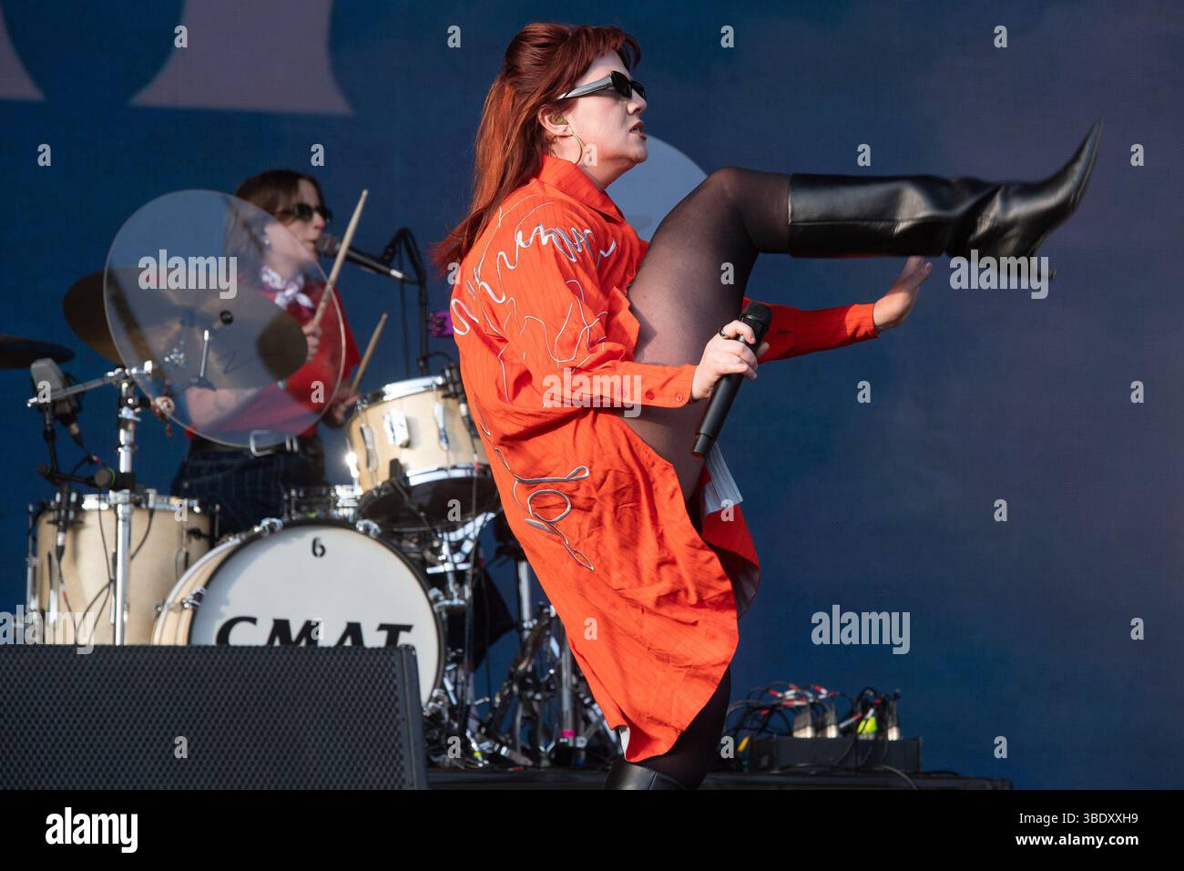 London, Großbritannien. 23. Mai 2025. CMAT (* Ciara Mary-Alice Thompson) tritt beim Wide Awake Festival im Brockwell Park auf. Quelle: Justin Ng/Alamy Live Ne Stockfoto