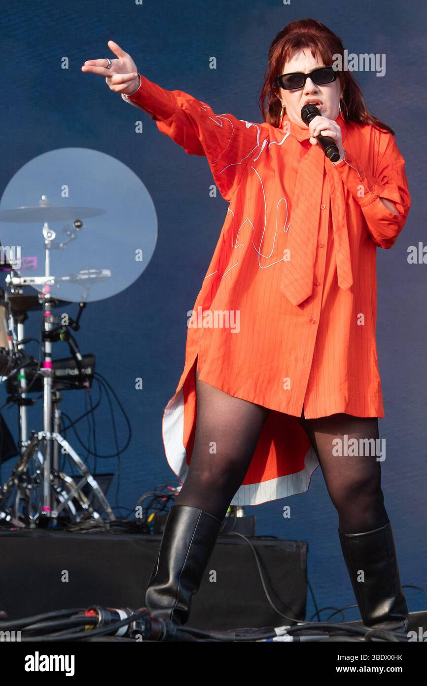 London, Großbritannien. 23. Mai 2025. CMAT (* Ciara Mary-Alice Thompson) tritt beim Wide Awake Festival im Brockwell Park auf. Quelle: Justin Ng/Alamy Live Ne Stockfoto