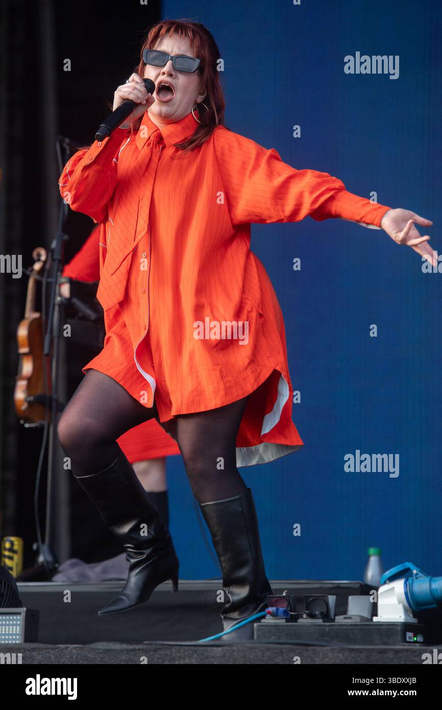 London, Großbritannien. 23. Mai 2025. CMAT (* Ciara Mary-Alice Thompson) tritt beim Wide Awake Festival im Brockwell Park auf. Quelle: Justin Ng/Alamy Live Ne Stockfoto