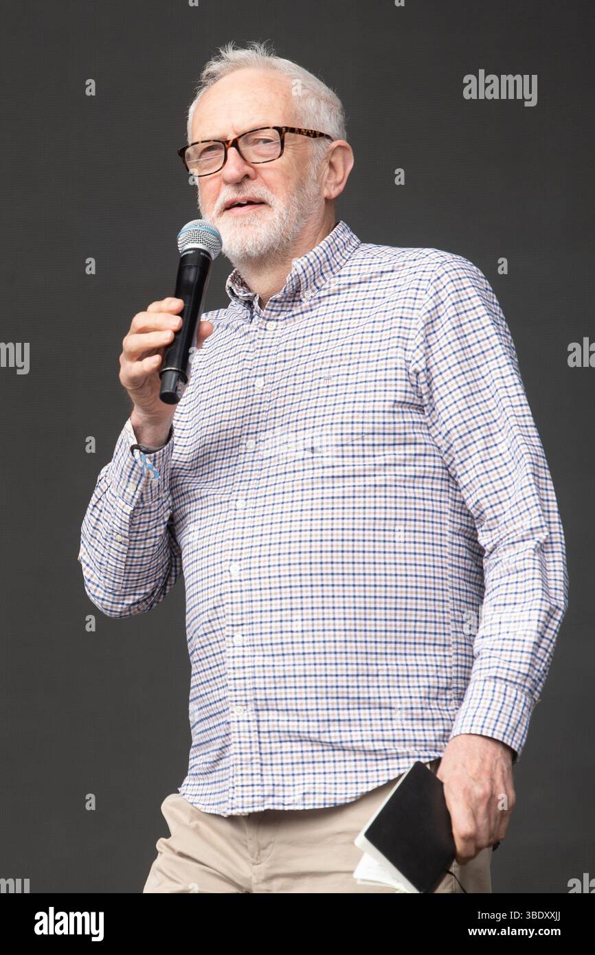 London, Großbritannien. 23. Mai 2025. Jeremy Corbyn spricht beim Wide Awake Festival im Brockwell Park. Quelle: Justin Ng/Alamy Live News Stockfoto