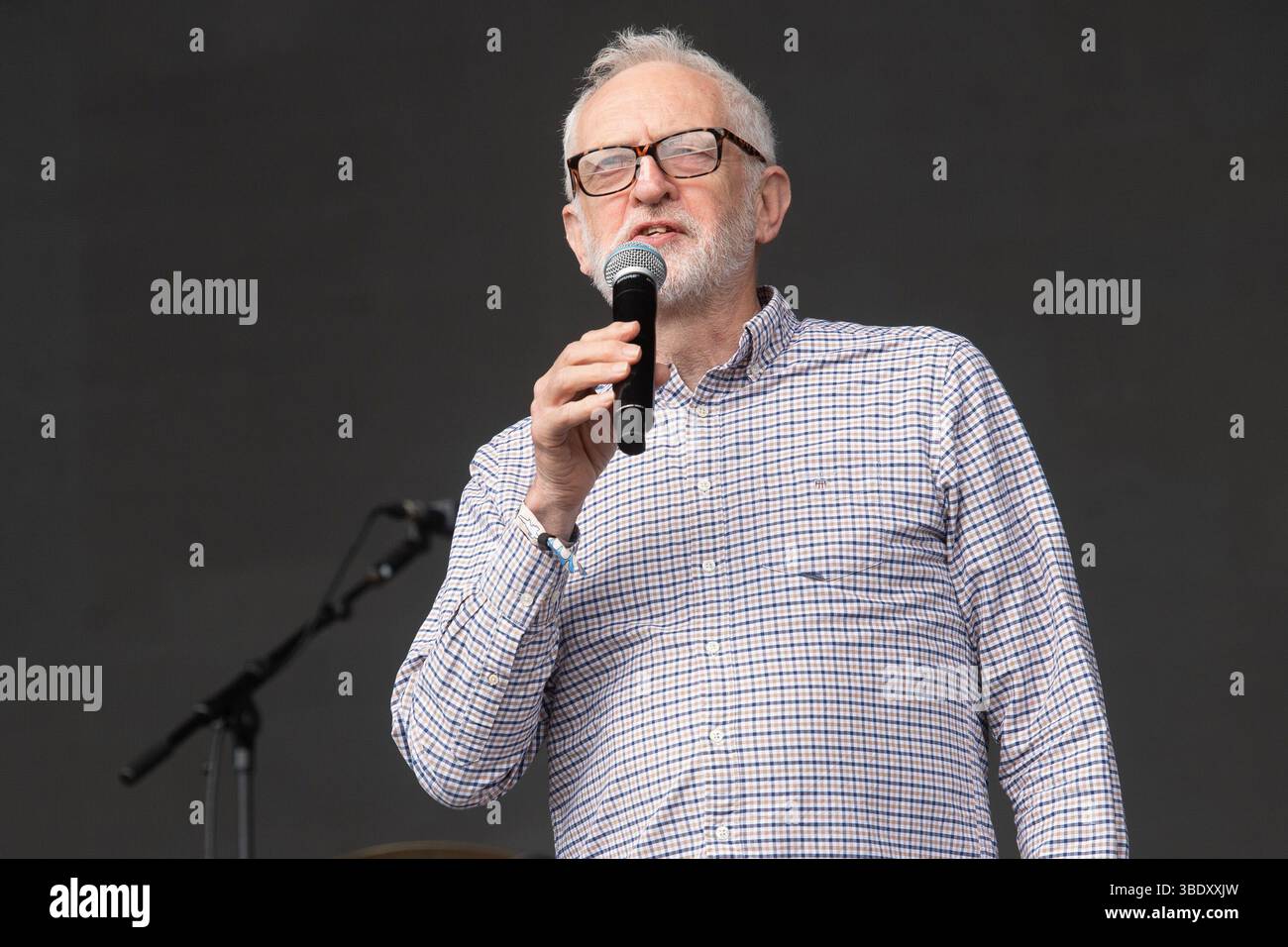 London, Großbritannien. 23. Mai 2025. Jeremy Corbyn spricht beim Wide Awake Festival im Brockwell Park. Quelle: Justin Ng/Alamy Live News Stockfoto