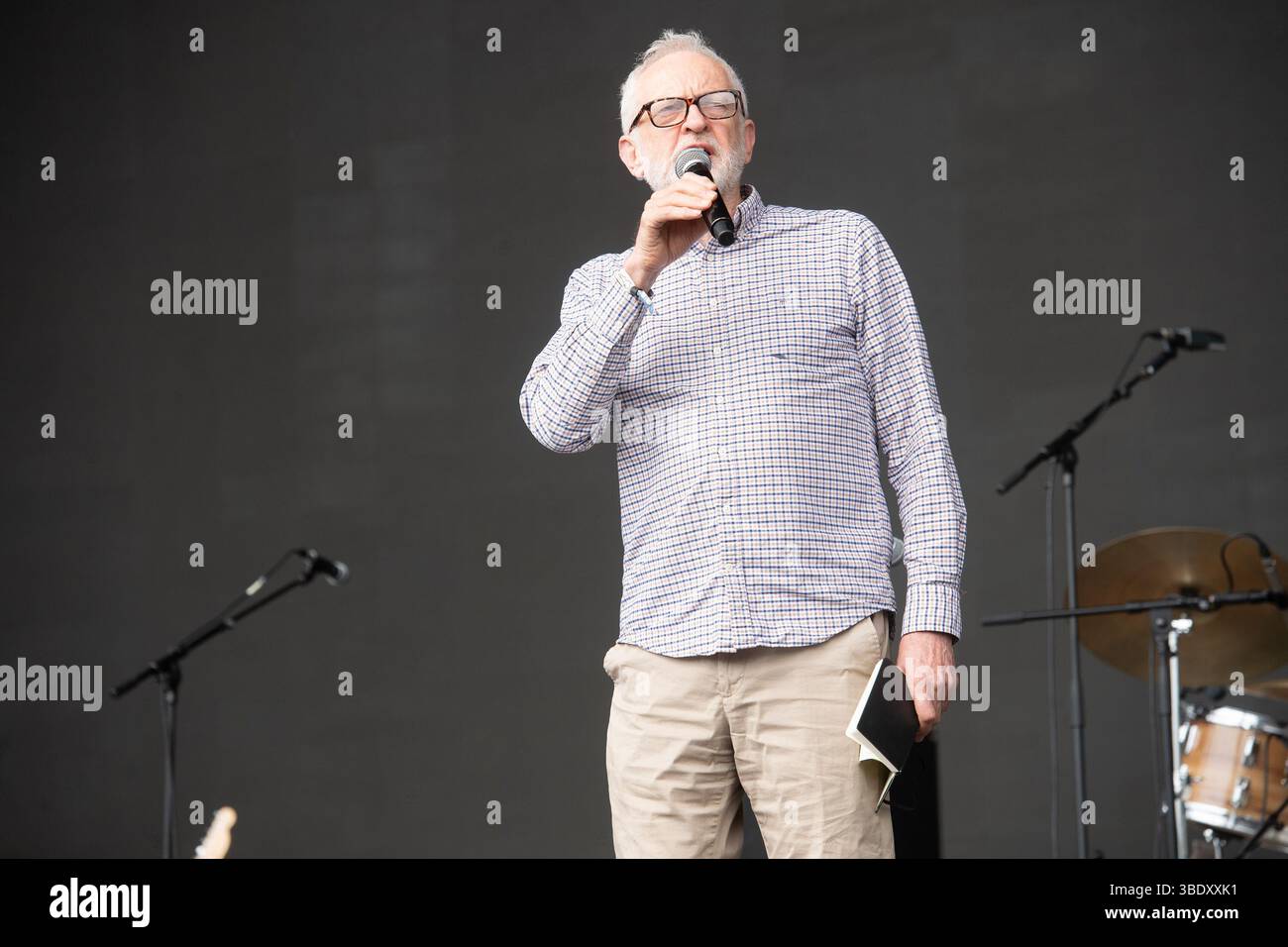 London, Großbritannien. 23. Mai 2025. Jeremy Corbyn spricht beim Wide Awake Festival im Brockwell Park. Quelle: Justin Ng/Alamy Live News Stockfoto