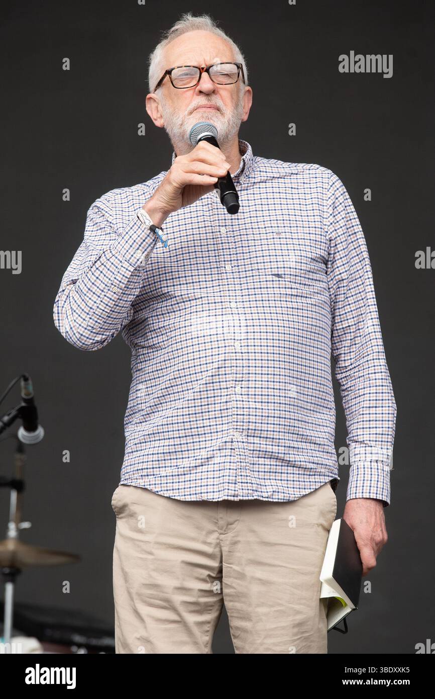 London, Großbritannien. 23. Mai 2025. Jeremy Corbyn spricht beim Wide Awake Festival im Brockwell Park. Quelle: Justin Ng/Alamy Live News Stockfoto