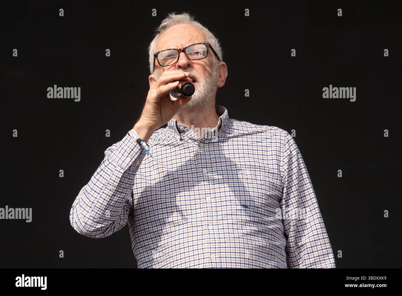 London, Großbritannien. 23. Mai 2025. Jeremy Corbyn spricht beim Wide Awake Festival im Brockwell Park. Quelle: Justin Ng/Alamy Live News Stockfoto