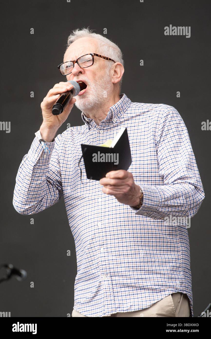 London, Großbritannien. 23. Mai 2025. Jeremy Corbyn spricht beim Wide Awake Festival im Brockwell Park. Quelle: Justin Ng/Alamy Live News Stockfoto