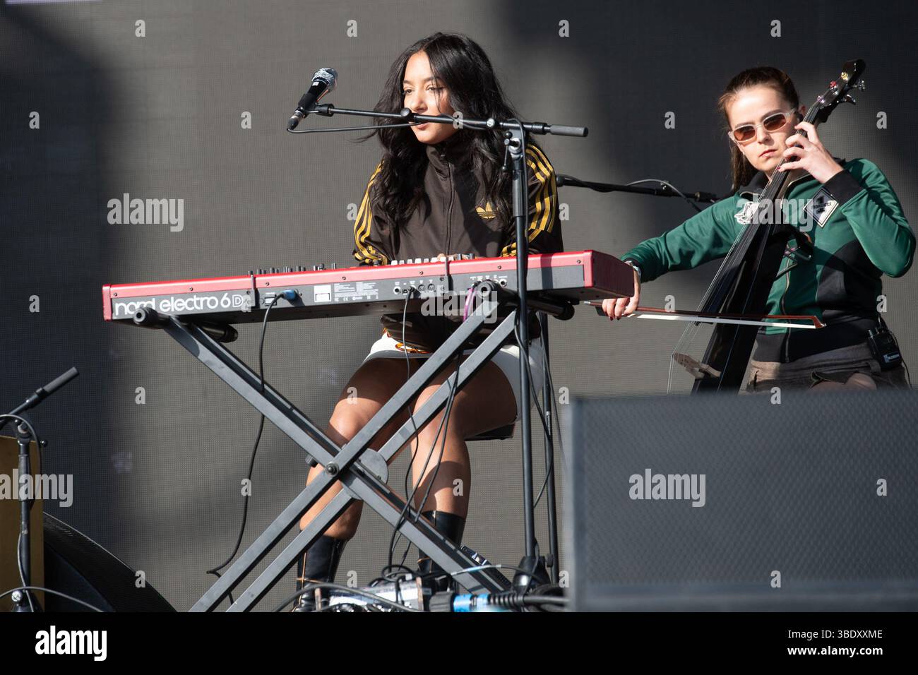 London, Großbritannien. 23. Mai 2025. Die Leadsängerin Lily Fontaine vom Englischlehrer tritt beim Wide Awake Festival im Brockwell Park auf. Quelle: Justin Ng/Alamy Stockfoto