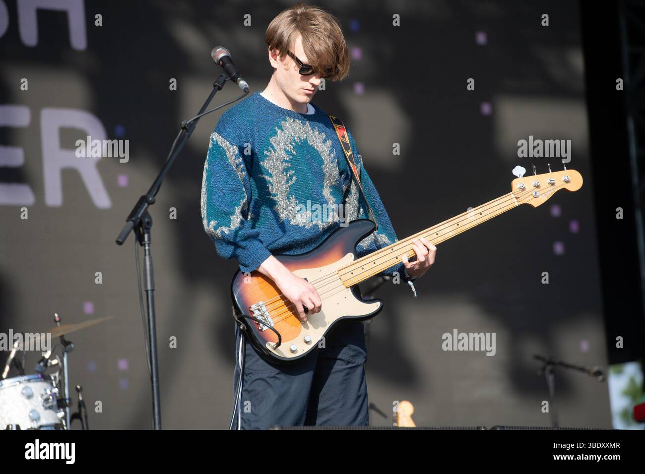 London, Großbritannien. 23. Mai 2025. Der Bassist Nicholas Eden vom Englischlehrer tritt beim Wide Awake Festival im Brockwell Park auf. Quelle: Justin Ng/Alamy Live Stockfoto