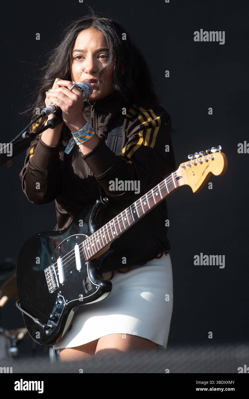 London, Großbritannien. 23. Mai 2025. Die Leadsängerin Lily Fontaine vom Englischlehrer tritt beim Wide Awake Festival im Brockwell Park auf. Quelle: Justin Ng/Alamy Stockfoto