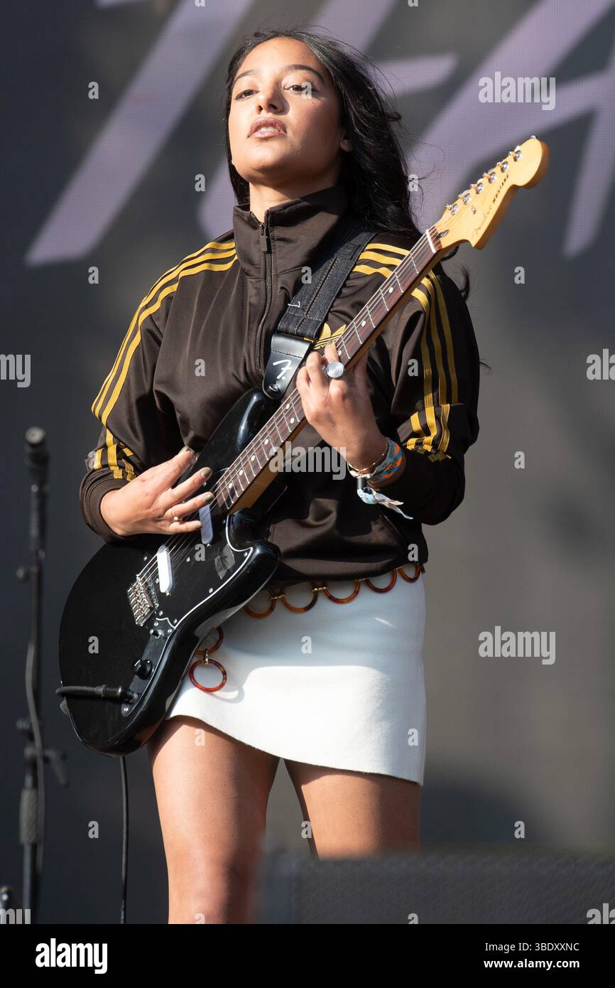 London, Großbritannien. 23. Mai 2025. Die Leadsängerin Lily Fontaine vom Englischlehrer tritt beim Wide Awake Festival im Brockwell Park auf. Quelle: Justin Ng/Alamy Stockfoto