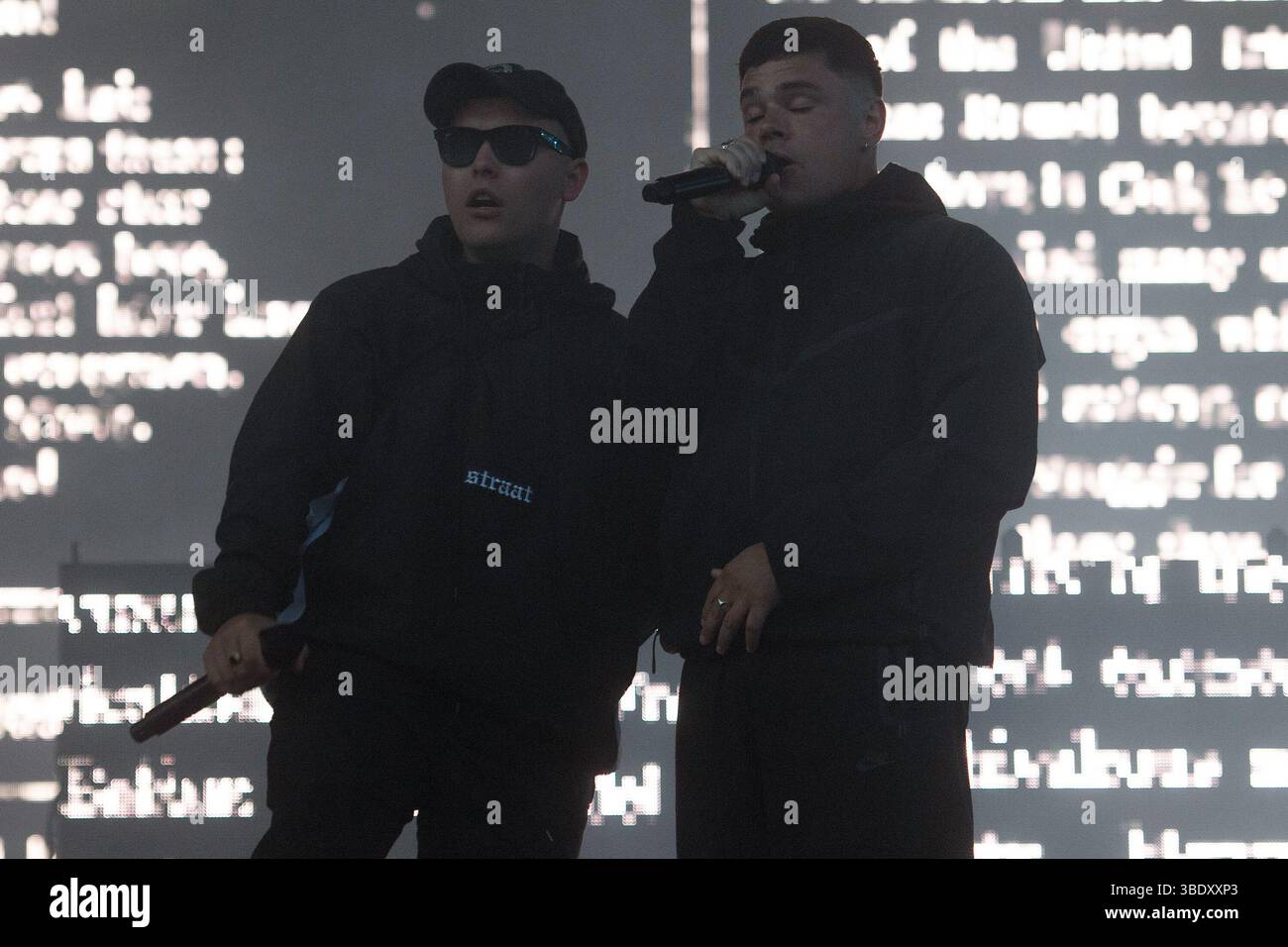 London, Großbritannien. 23. Mai 2025. (L-R) - Mo Chara (Liam Óg Ó hAnnaidh) und Móglaí BaP (Naoise Ó Caireallain) von Kniescheibe treten beim Wide Awake Festival A auf Stockfoto