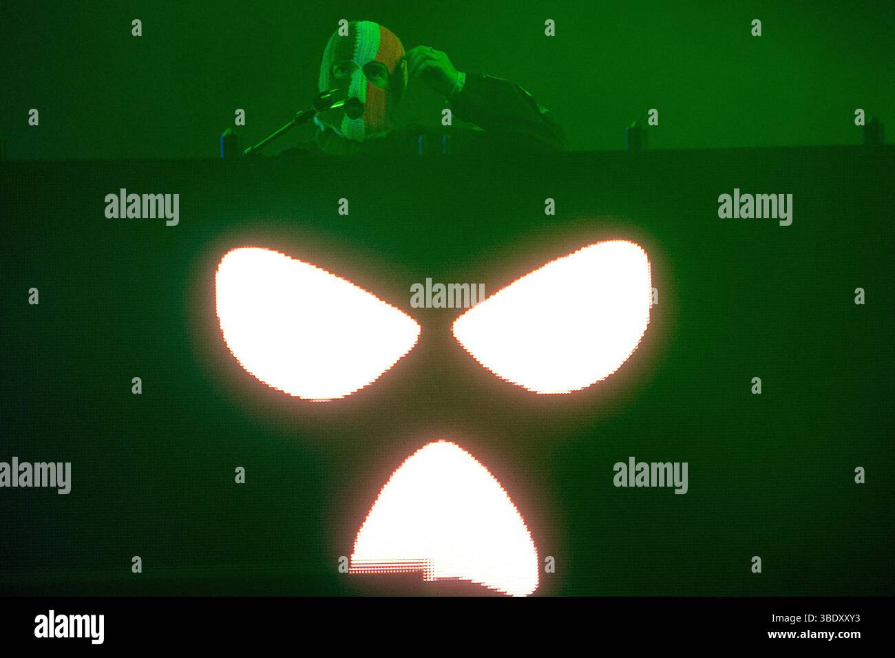 London, Großbritannien. 23. Mai 2025. DJ Próvaí (J. J. Ó Dochartaigh) von Kniecap tritt beim Wide Awake Festival im Brockwell Park auf. Quelle: Justin Ng/Alamy Li Stockfoto