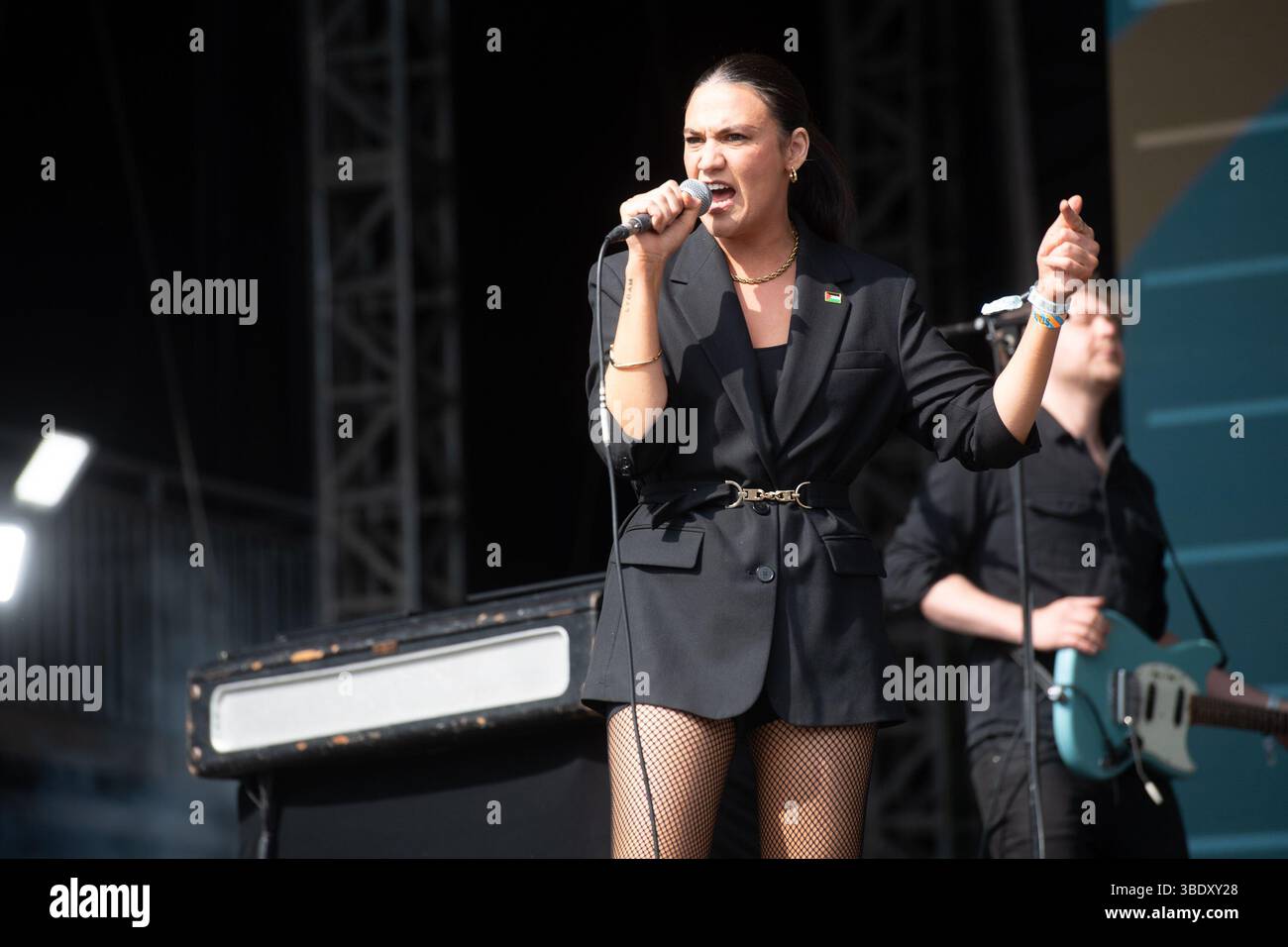 London, Großbritannien. 23. Mai 2025. Nadine Shah tritt beim Wide Awake Festival im Brockwell Park auf. Quelle: Justin Ng/Alamy Live News Stockfoto