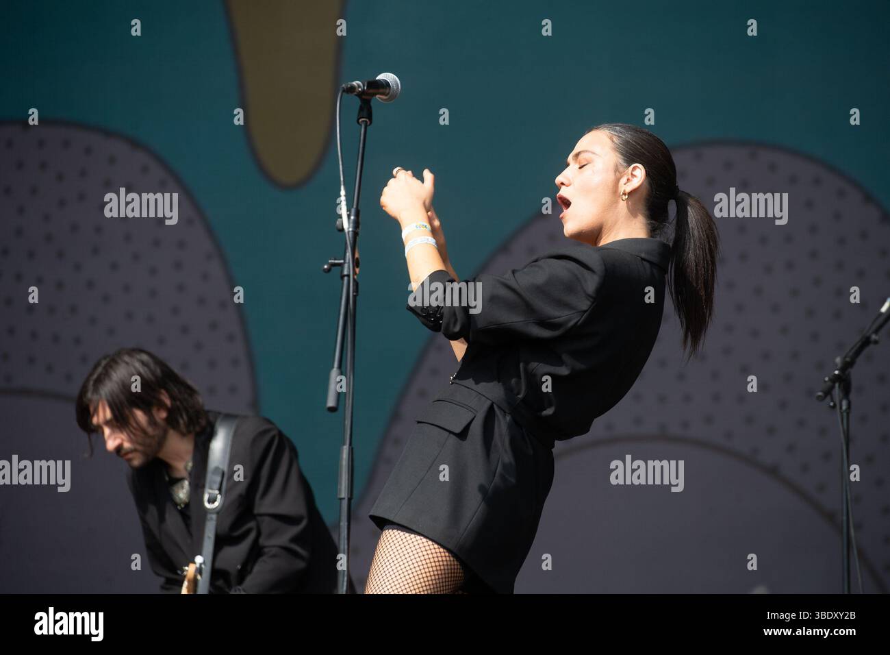 London, Großbritannien. 23. Mai 2025. Nadine Shah tritt beim Wide Awake Festival im Brockwell Park auf. Quelle: Justin Ng/Alamy Live News Stockfoto