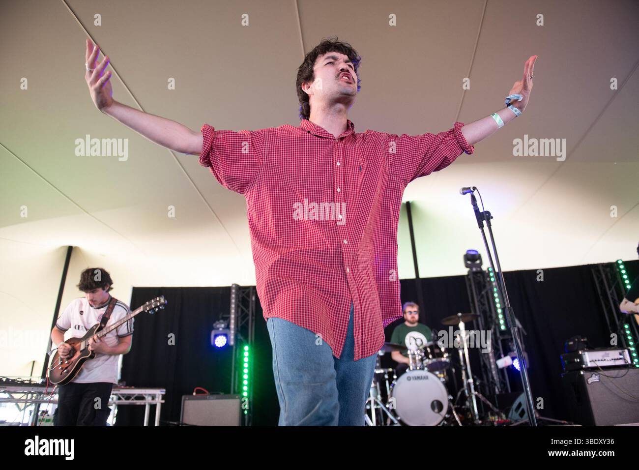 London, Großbritannien. 23. Mai 2025. Sänger Dan Hoff und Gitarrist Ben O'Neill von Gurriers treten beim Wide Awake Festival im Brockwell Park auf. Kredit: Ju Stockfoto