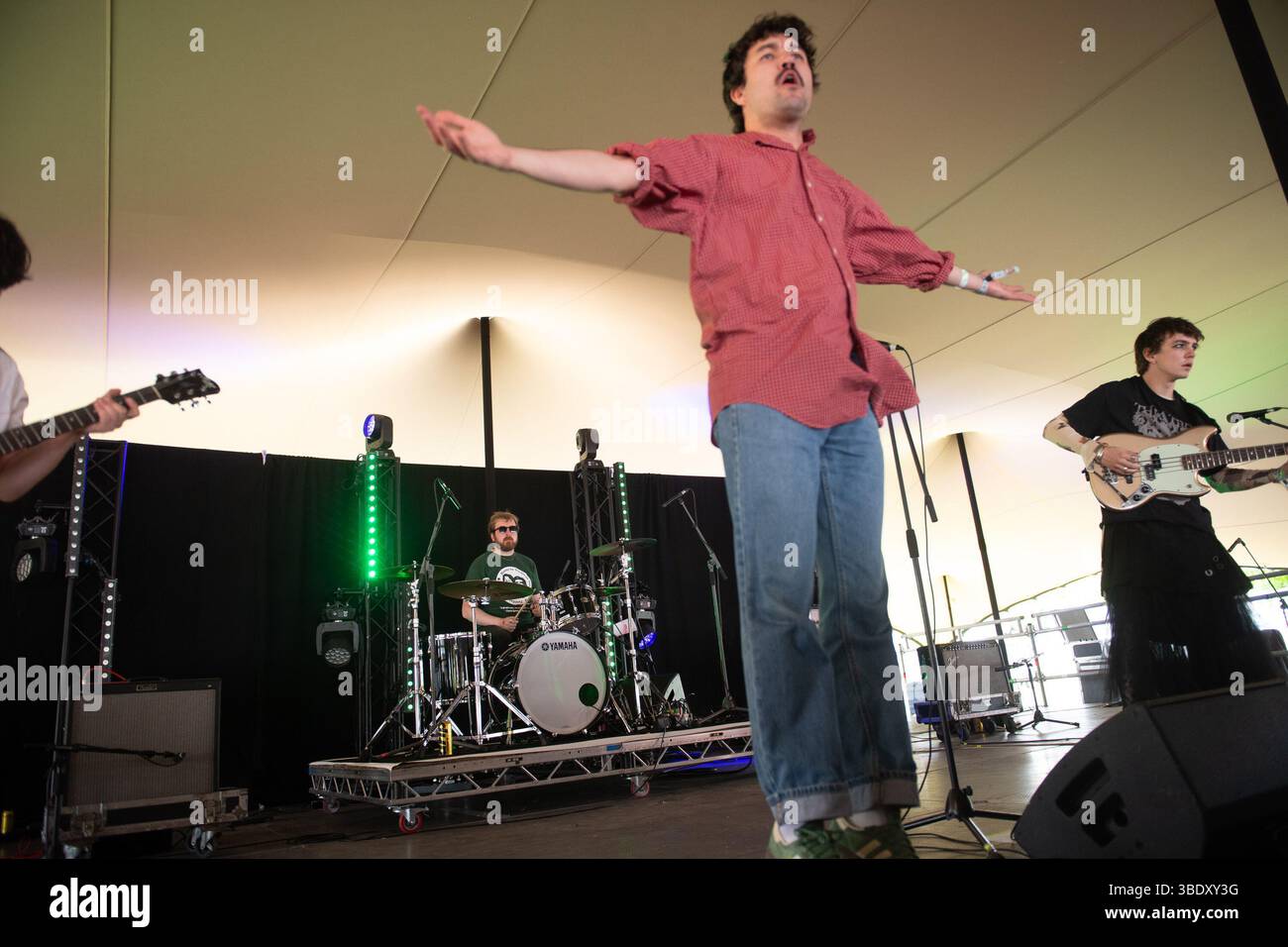 London, Großbritannien. 23. Mai 2025. Sänger Dan Hoff und Bassist Charlie McCarthy von Gurriers treten beim Wide Awake Festival im Brockwell Park auf. Gutschrift: Stockfoto