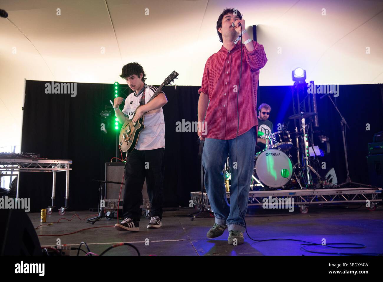 London, Großbritannien. 23. Mai 2025. Sänger Dan Hoff und Gitarrist Ben O'Neill von Gurriers treten beim Wide Awake Festival im Brockwell Park auf. Kredit: Ju Stockfoto