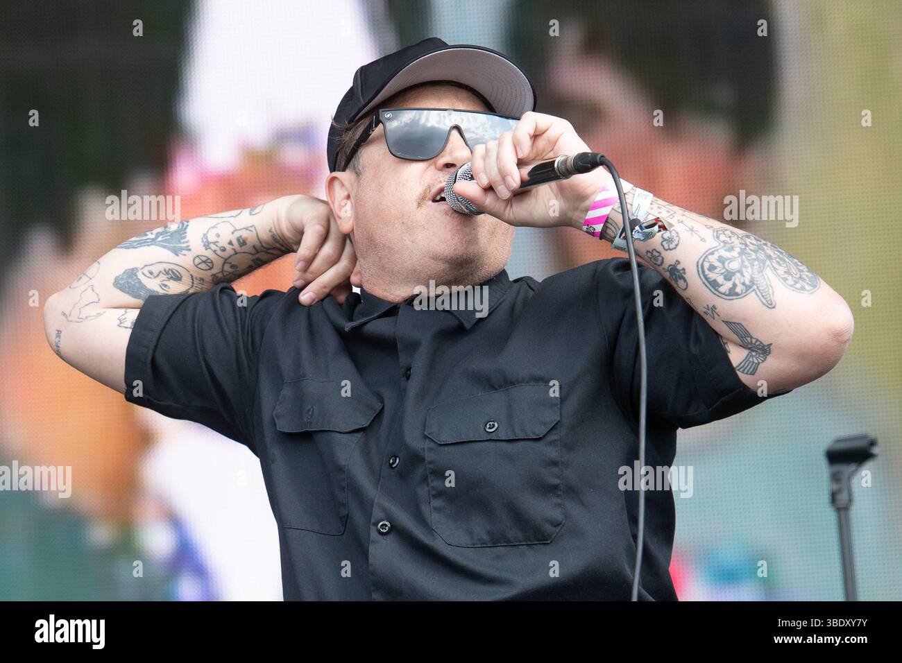 London, Großbritannien. 23. Mai 2025. Leadsänger Clams Baker Jr. (* Craig Higgins) von Warmduscher tritt beim Wide Awake Festival im Brockwell Park auf. Credi Stockfoto