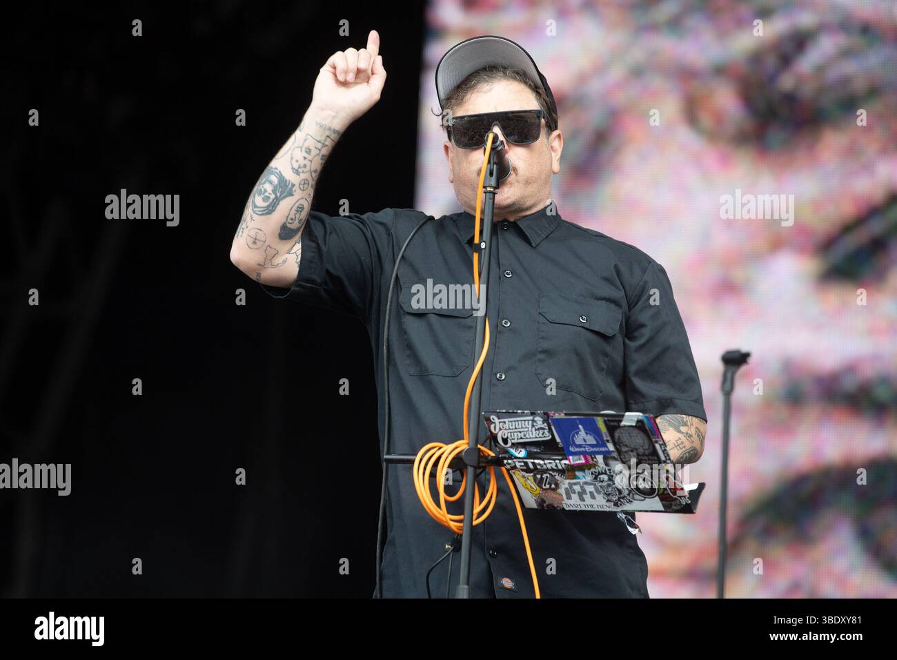 London, Großbritannien. 23. Mai 2025. Leadsänger Clams Baker Jr. (* Craig Higgins) von Warmduscher tritt beim Wide Awake Festival im Brockwell Park auf. Credi Stockfoto