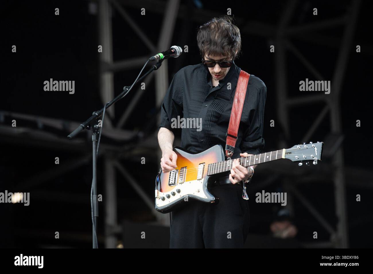 London, Großbritannien. 23. Mai 2025. Gitarrist Adam J. Harmer (Quicksand) von Warmduscher tritt beim Wide Awake Festival im Brockwell Park auf. Gutschrift: Justin Ng Stockfoto