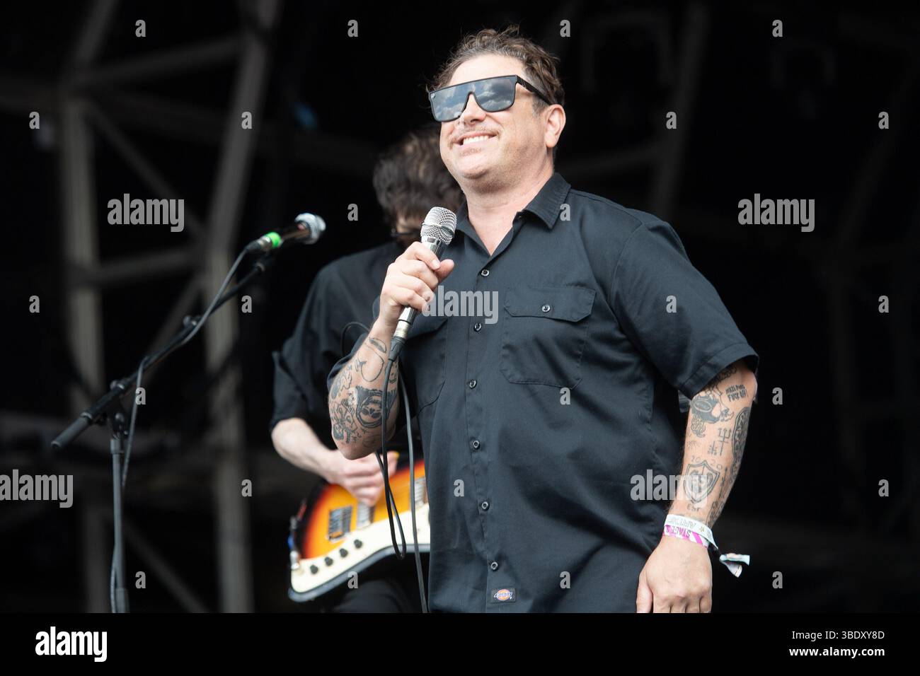 London, Großbritannien. 23. Mai 2025. Leadsänger Clams Baker Jr. (* Craig Higgins) von Warmduscher tritt beim Wide Awake Festival im Brockwell Park auf. Credi Stockfoto