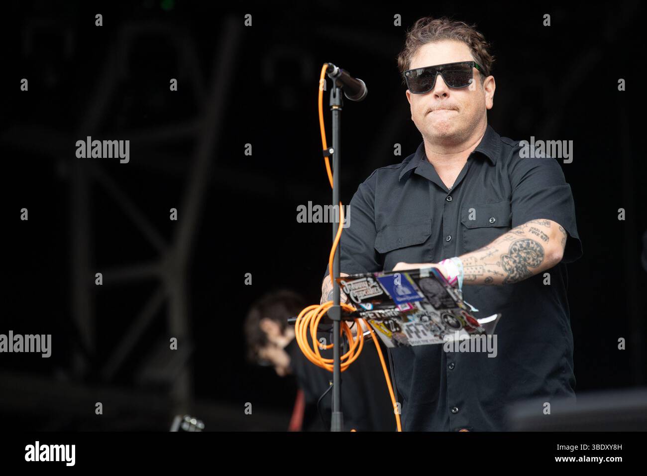 London, Großbritannien. 23. Mai 2025. Leadsänger Clams Baker Jr. (* Craig Higgins) von Warmduscher tritt beim Wide Awake Festival im Brockwell Park auf. Credi Stockfoto
