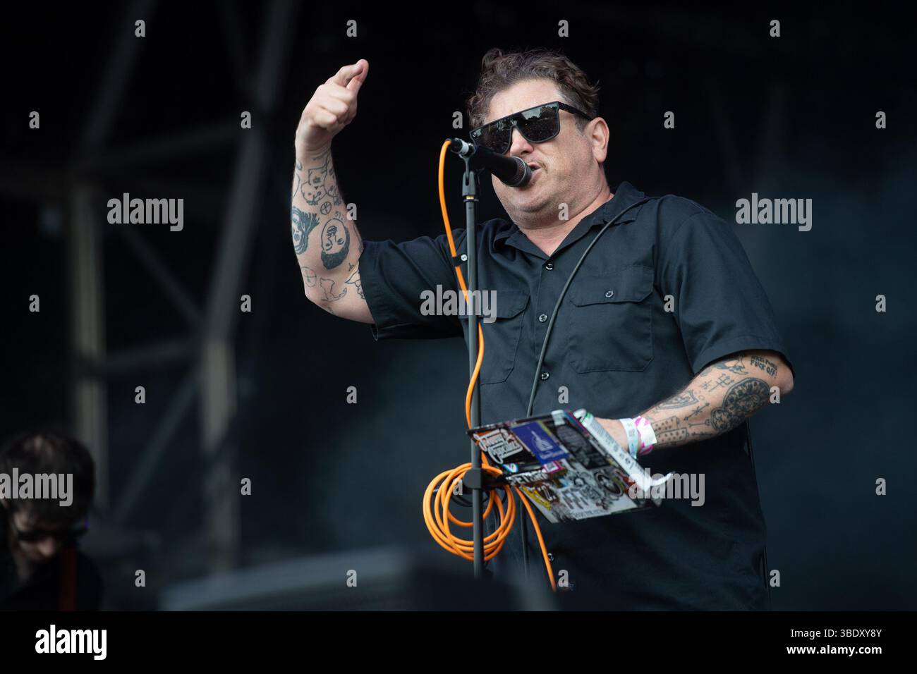 London, Großbritannien. 23. Mai 2025. Leadsänger Clams Baker Jr. (* Craig Higgins) von Warmduscher tritt beim Wide Awake Festival im Brockwell Park auf. Credi Stockfoto