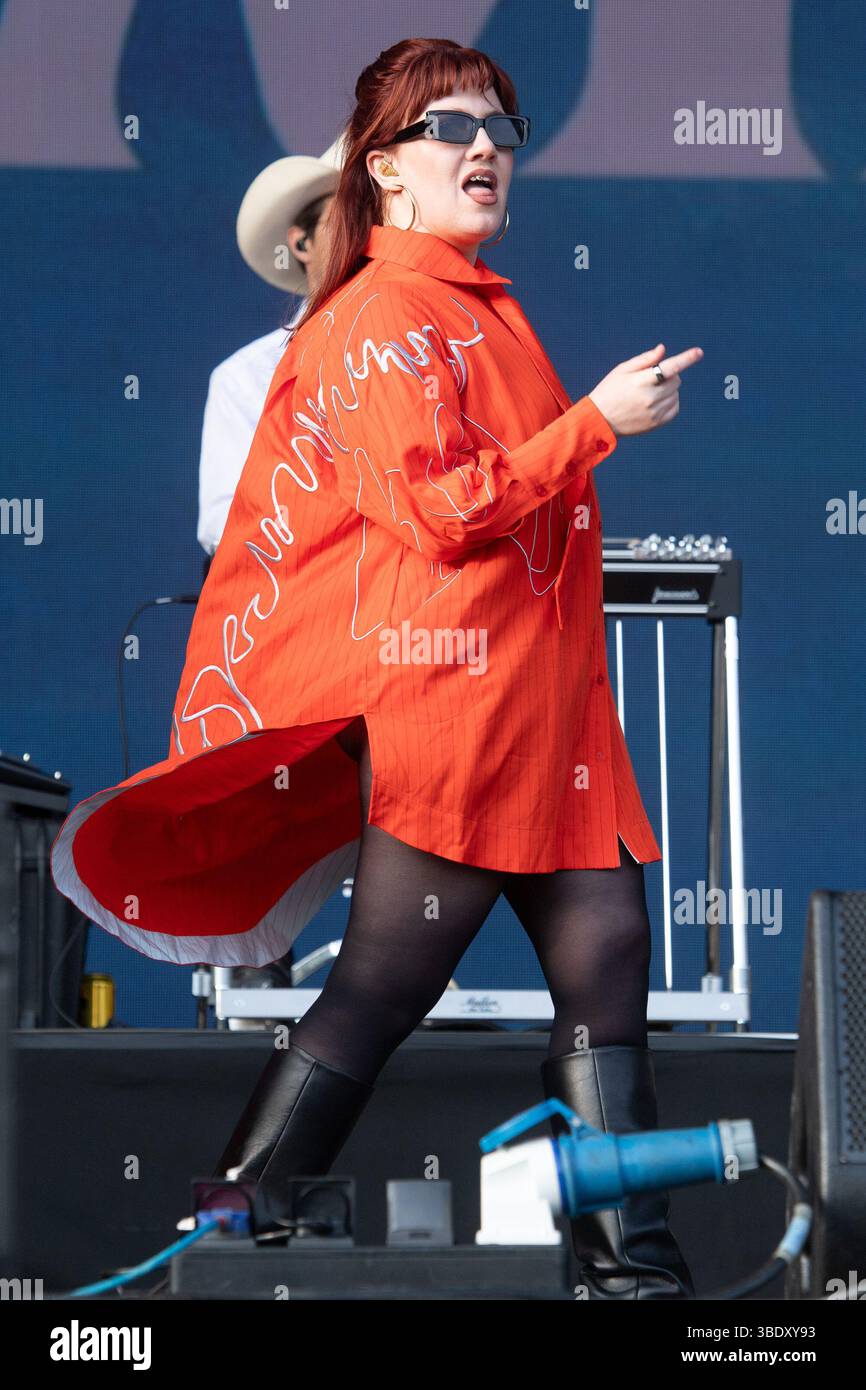 London, Großbritannien. 23. Mai 2025. CMAT (* Ciara Mary-Alice Thompson) tritt beim Wide Awake Festival im Brockwell Park auf. Quelle: Justin Ng/Alamy Live Ne Stockfoto