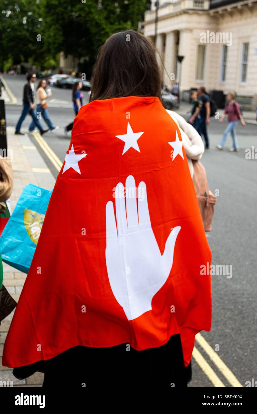 Mitglieder der Tscherkessischen Gemeinschaft versammelten sich an der Krim-Gedenkstätte, um den Opfern des Tscherkessischen Völkermords Respekt zu zeigen. Stockfoto