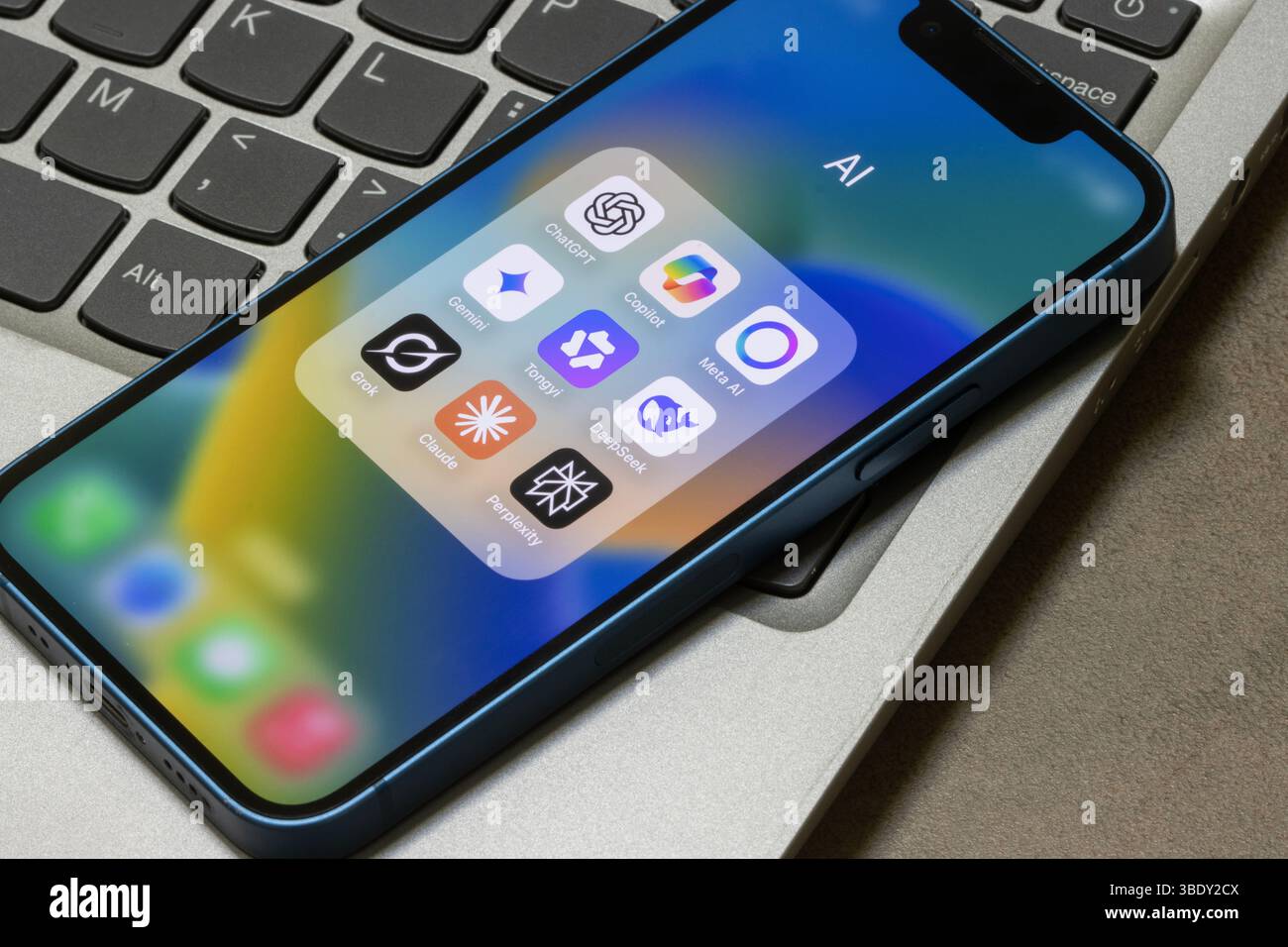 Verschiedene KI-Apps, einschließlich ChatGPT, Copilot, Meta AI, Gemini, Tongyi Qianwen (Qwen), DeepSeek, Grok, Claude und Perplexity, werden auf einem iPhone angezeigt. Stockfoto