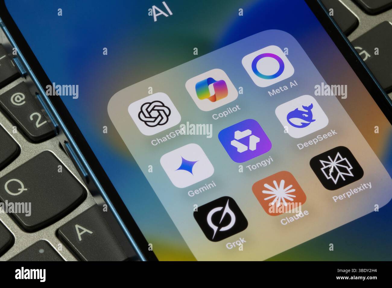 Verschiedene KI-Apps, einschließlich ChatGPT, Copilot, Meta AI, Gemini, Tongyi Qianwen (Qwen), DeepSeek, Grok, Claude und Perplexity, werden auf einem iPhone angezeigt. Stockfoto