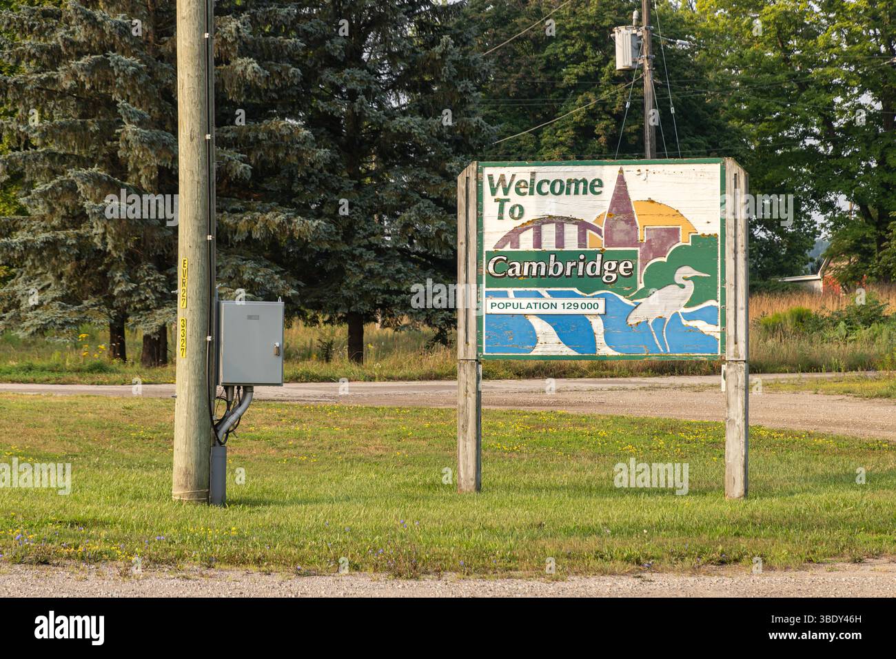 Cambridge, KANADA - 5. August 2024: Begrüßungsschild am Straßenrand für die Stadt Cambridge, Ontario, mit Grafiken und Einwohnerinformationen. Stockfoto