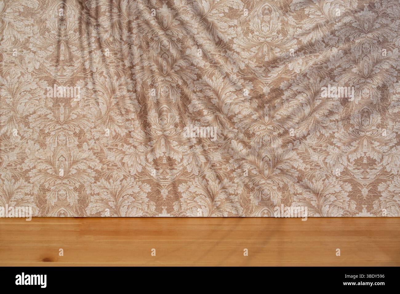 Exotische Palme Blätter Schatten auf braunem, beigem Vintage Tapete Stuckhintergrund und Holzboden, Pflanze Silhouetten Textur, abstrakte defokussierte B Stockfoto